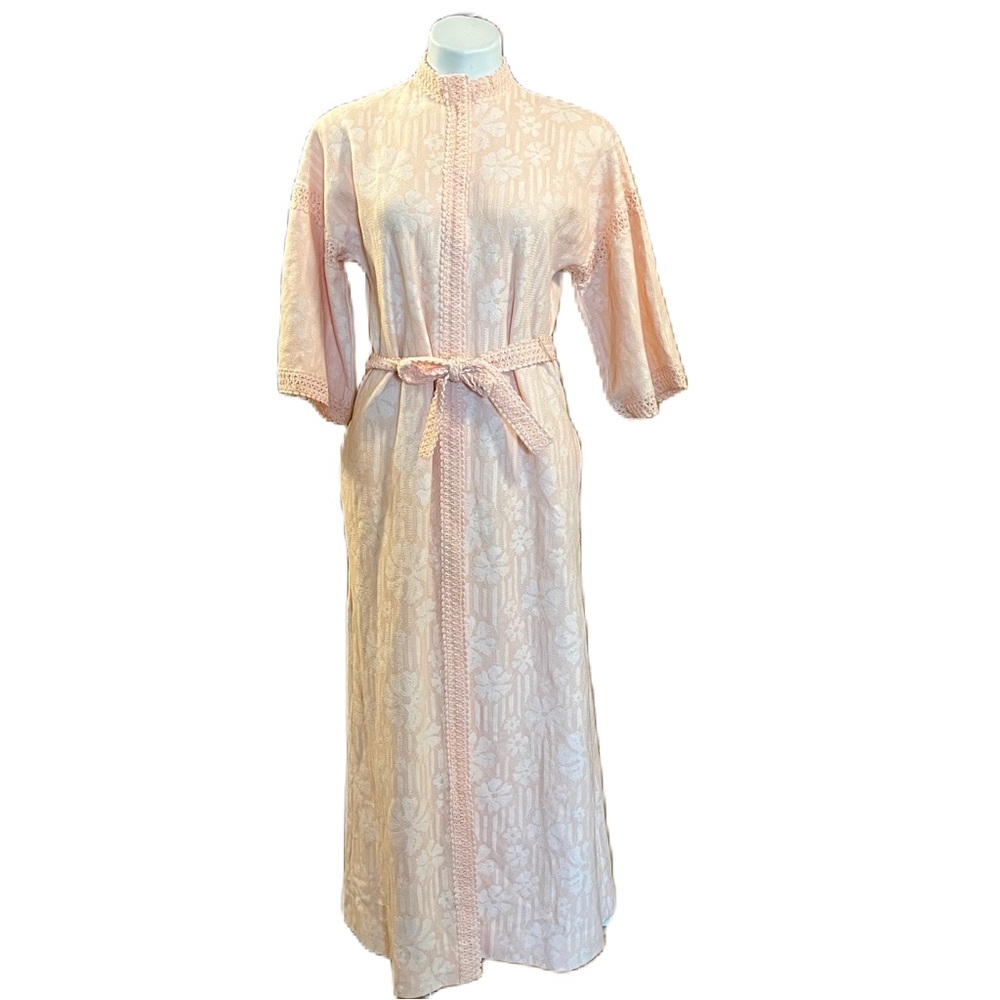 Hanro of Switzerland Soft Pink Knit Floral and Embroidered Detail Robe